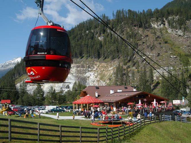 Familienfreundliche Alpenpension mit Seilbahn, umgeben von Bergen, Mauterndorf, Salzburg.