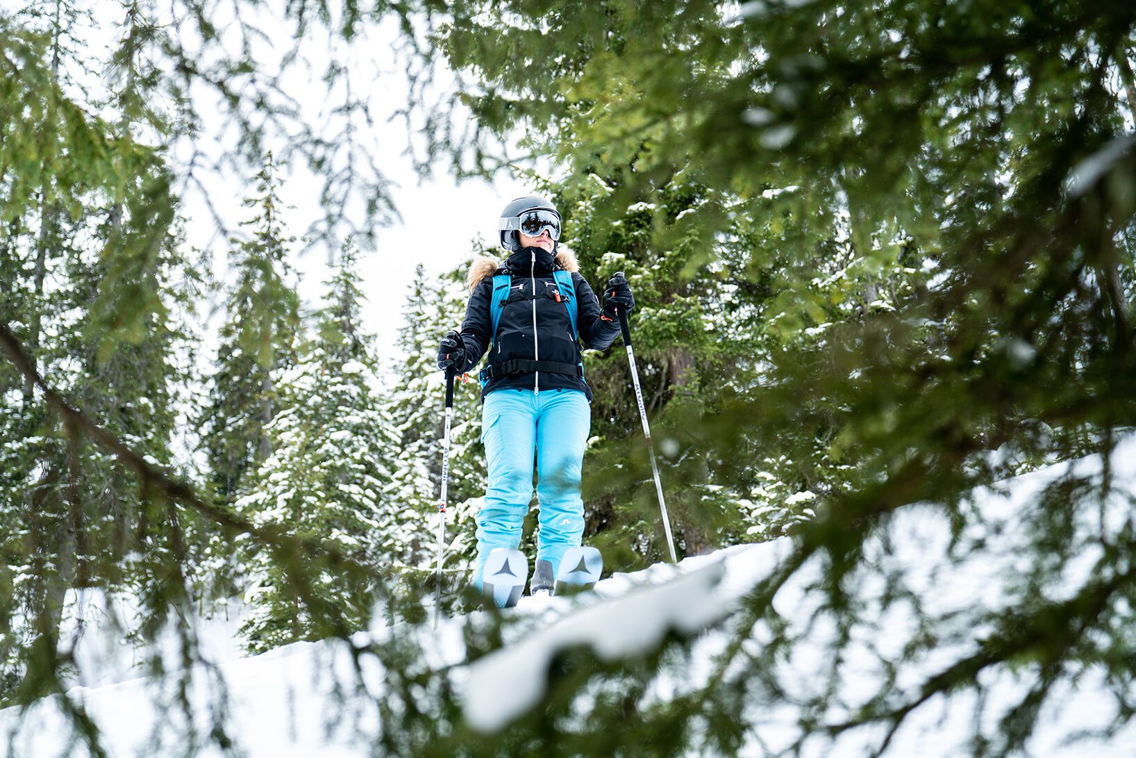 Person fährt Ski durch einen verschneiten Wald im Salzburger Lungau.