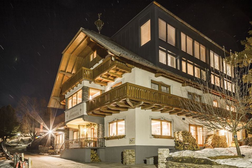 3-Sterne-Familienpension im Salzburger Lungau, Holzdetails, winterliche Nachtkulisse.