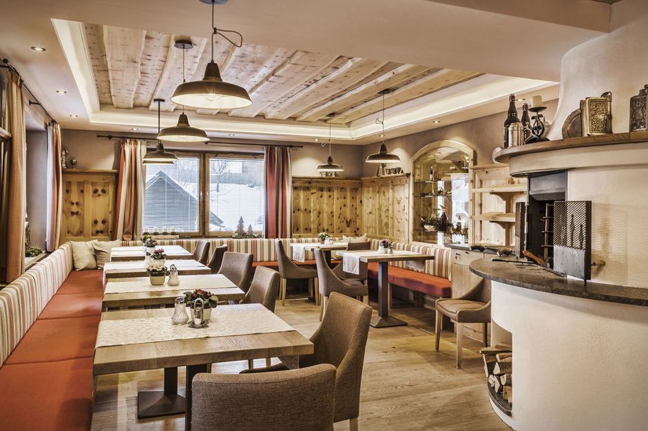 Gemütlicher Speisebereich einer Familienpension, Holzdekor, Mauterndorf, Salzburger Lungau.