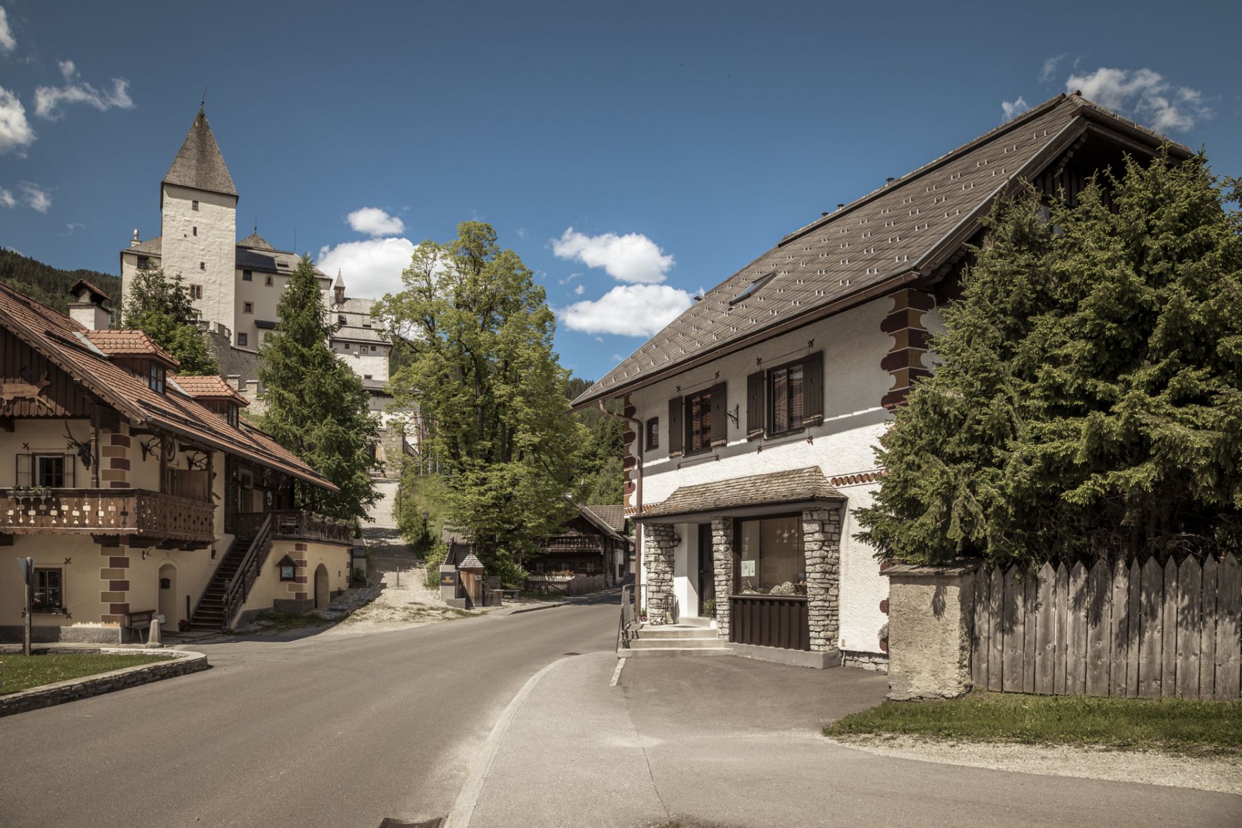 Gemütliche Familienpension in Mauterndorf, traditionelle Architektur, umgeben von Bergen.