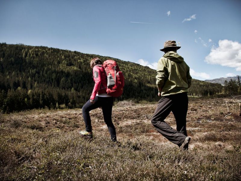 Zwei Wanderer in alpiner Landschaft, Salzburger Lungau.