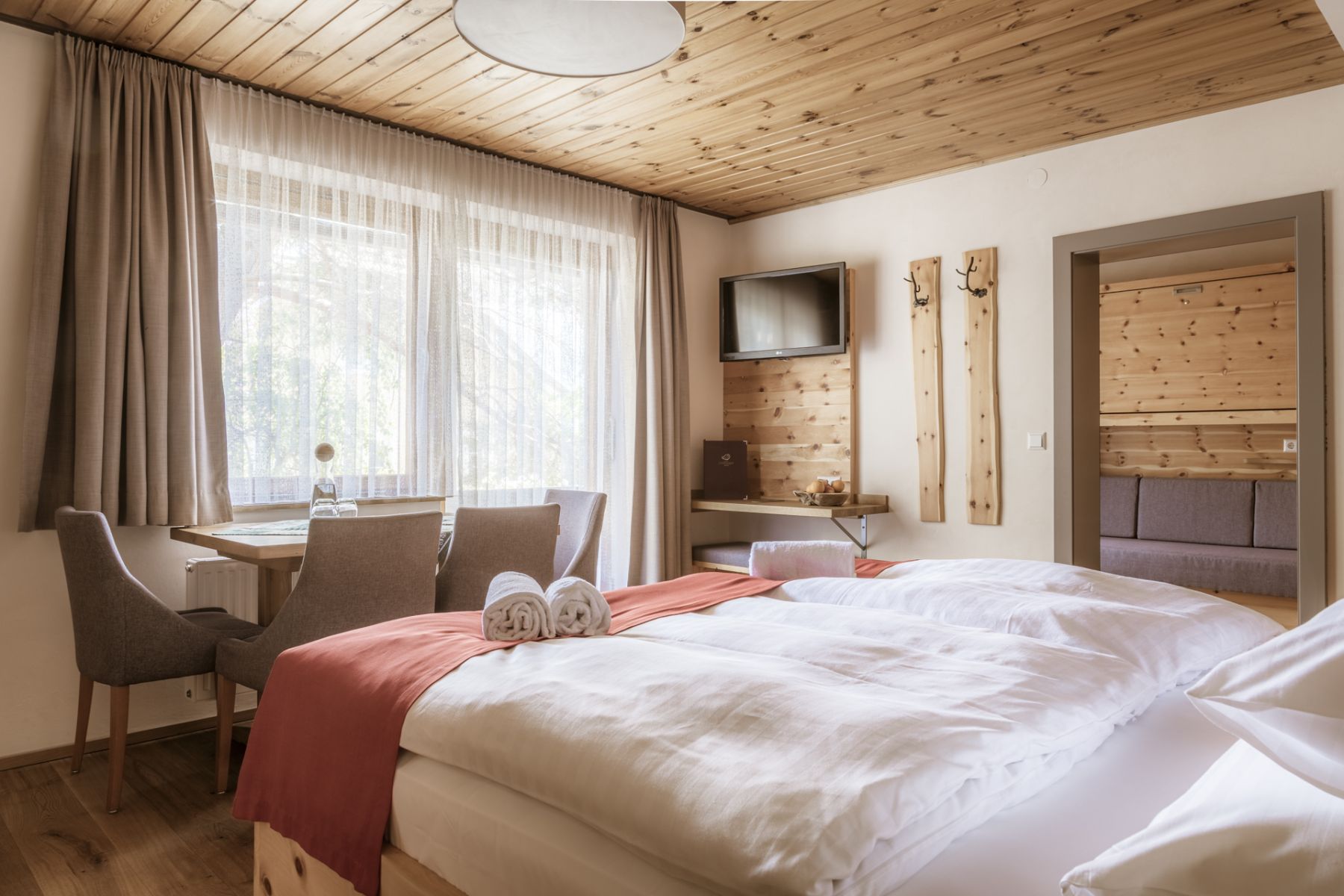 Gemütliches Zimmer in Familienpension in Mauterndorf mit Holzdekor und bequemem Doppelbett.